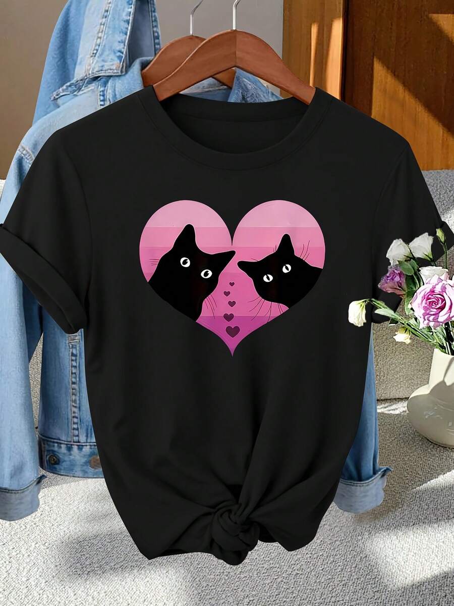 Camiseta de manga corta de estilo elegante de la mujer del día de San Valentín con una impresión de dos gatos negros mirando unos a otros contra un fondo de corazón, perfecta para la fotografía de moda, los desplazamientos, las vacaciones y el uso diario con un toque vintage