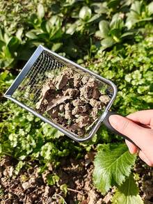 1 buah Ayakan Tanah Kebun - Ayakan Pasir, Tanah, dan Pupuk Kebun dengan Pegangan - Tersedia dalam 2 Ukuran Mesh (2,8 mm dan 5 mm) - Cocok untuk Pasir, Batu, Tanah, dan Kompos - Sempurna untuk Penggunaan Berkebun - A - View 8