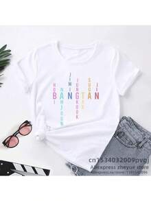 Simple And Versatile Design. Artistic Representation With The Names Of The Members Of The Musical Group And The Word Bangtan In Pastel Colors. Women's T-Shirt, Ideal For Fans Of Korean Pop Music. Cotton T-Shirt. - 白色 - 查看 6