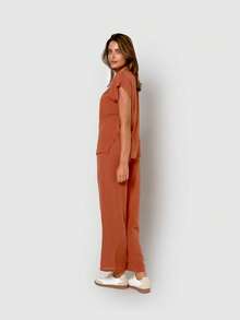 Tramas+ Damen-Bluse "Bambula" aus Viskose in Terrakotta mit Falten, V-Ausschnitt und kurzen Ärmeln für einen vielseitigen und eleganten Look – erhältlich in den Größen S/M und L/XL. Ideal, um Ihrer Garderobe Stil und Komfort zu verleihen. Pflegeleicht und einfach zu waschen. Perfekt für verschiedene Anlässe. Attraktive und edle Terrakotta-Farbe. - TEJA - Übersicht 3