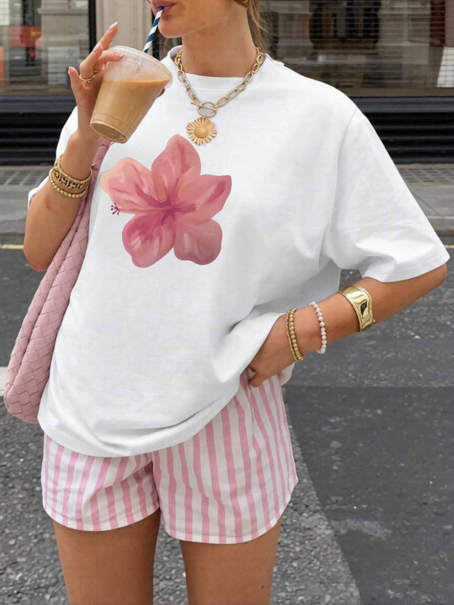 Women's Light Blue Oversized Summer T-Shirt With Pink Floral Print. Loose-Fitting Round Neck T-Shirt With Pink Hibiscus Flower Design, Fresh And Feminine Style. Casual Short-Sleeved Blue T-Shirt With Floral Print, Ideal For Beach And Summer Looks. - YH410-白色 - 查看 1
