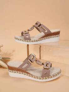 Sandálias femininas Mila Footwear plus size, estilo retrô, com bico aberto e sola de corda. Design geométrico boêmio vintage com detalhes de rebites e sola grossa. Perfeitas para casamentos, festas, férias, verão e outras ocasiões. Sandálias femininas com plataforma e sola grossa. - Roxo Malva - Ver 6