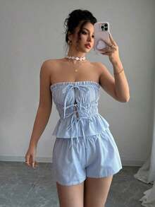 Set de 2 piezas de vacaciones de verano: Top corto con volantes en el bajo, sin tirantes y con lazo delantero en rayas azules + Shorts de cintura elástica - Azul y blanco - Ver 1