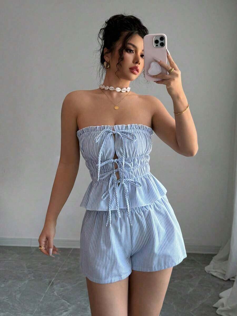 Set de 2 piezas de vacaciones de verano: Top corto con volantes en el bajo, sin tirantes y con lazo delantero en rayas azules + Shorts de cintura elástica - Azul y blanco - Ver 1