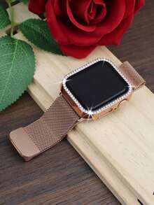 Bộ dây đeo và ốp lưng đồng hồ này tương thích với Apple Watch. Thiết kế thời trang, giản dị và phù hợp cho cả nam và nữ. Sản phẩm gồm dây đeo lưới bằng thép không gỉ mềm mại, thoáng khí và có thể điều chỉnh, kết hợp với ốp lưng PC chống va đập và chống trầy xước, được đính đá lấp lánh, cùng với lớp kính cường lực bảo vệ. Bộ sản phẩm 2 trong 1 này tương thích với Apple Watch Series Ultra/11/10/9/8/7/6/5/4/3/SE, và các kích thước dây đeo và ốp lưng 38/40/41/42/44/45/46/49 mm. - Hoa hồng vàng - Xem 3