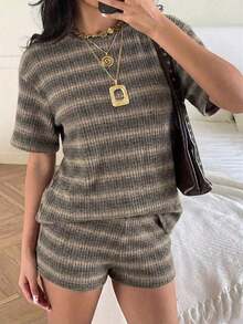 Conjunto de camiseta de manga corta y pantalones cortos de punto a rayas para mujer de estilo casual - Albaricoque - Ver 1