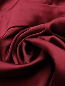 Vestido sin mangas de satén pesado color vino tinto para mujer, cuello cuadrado retro, adelgazante de cintura con pliegues tridimensionales, bajo asimétrico, vestido de lujo para cóctel y citas, vestido corto ajustado con textura drapeada - Burdeos - Ver 3