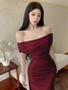 Vestido largo elegante de mujer con hombros descubiertos, cintura fruncida y malla, adecuado para bodas, eventos formales y fiestas de gala - Burdeos - Ver 4