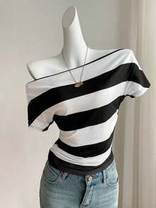 Camiseta corta de manga corta ajustada con hombros descubiertos, estampado retro de coche inglés y pliegues en la cintura, en color rosa, adecuada para el verano, el estilo callejero y el aeropuerto - Blanco y Negro - Ver 3