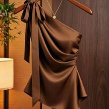 Caramel Brown Satin Asymmetric Shoulder Bow Decor Blouse, Asymmetrical Ruched Fitted Niche Design Top, Suitable For Date, Commute, Mature Sexy Asymmetrical Shoulder Layering, Fashionable Elegant Shirt One Shoulder Tops For Women Elegant Tops For Women - Marrón - Ver 2