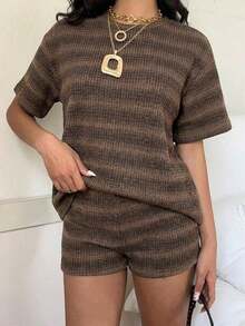 Conjunto de camiseta de manga corta y pantalones cortos de punto a rayas para mujer de estilo casual - Marrón Chocolate - Ver 5