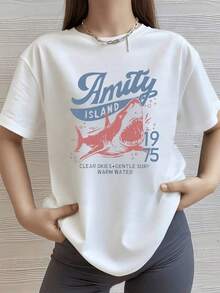 LooseTiburón saltando entre olas con letras vintage que evocan la fuerza del mar y el aire libre camisetas de mujer blancas suaves y cómodas para un look casual y modernoCotton Women's T-shi - Blanco - Ver 1