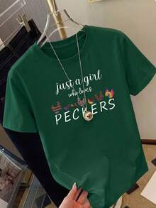 常规版型短袖T恤，INS风格“Just A Girl Who Loves Peckers”小鸡图案印花，森林绿轻薄夏季美学上衣。 - 墨綠色 - 查看 1