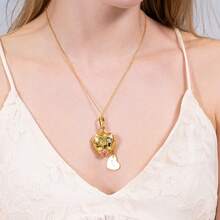 Gold Heart-Shaped Locket Necklace, With An Openable Design That Can Be Paired With Flowers, In A Vintage And Gentle Style, Suitable For Spring And Summer Outfits. It Looks Super Beautiful When Paired With A Knitted Sweater And Floral Dress. It Can Be Used As A Birthday Gift For A Best Friend, Versatile For Daily Work And Commuting, And Is Photogenic For Dates And Photoshoots, Suitable For Girls Who Like A Gentle Style - 圖片款 - 查看 4