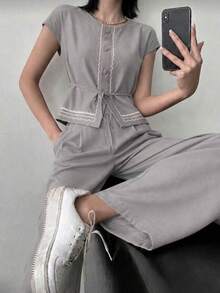 A&DD MODA, REF: AS1990 - Women's Set Consisting Of A Short-Sleeved Blouse And Pants. The Blouse Has A Round Neckline With Details And Buttons. The Pants Have A Straight Cut For A Slimming Effect. This Casual Yet Elegant Set Is Ideal For Special Occasions And Social Events, Creating A Complete And Sophisticated Look. - Xám - Xem 5