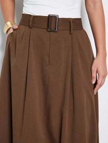Falda plisada con volante floral, marrón chocolate, retro-moderna, casual urbana, cálida para otoño/invierno, diseño de cintura ancha, silueta de globo, longitud media, dobladillo esponjoso, textura sedosa, tela suave, de alta gama, ajuste estilizador, estilo lujoso, caída cómoda, prenda de moda, esencial versátil, adecuada para ir al trabajo, salidas de fin de semana, citas en cafeterías, reuniones casuales y talla grande - Marrón - Ver 3