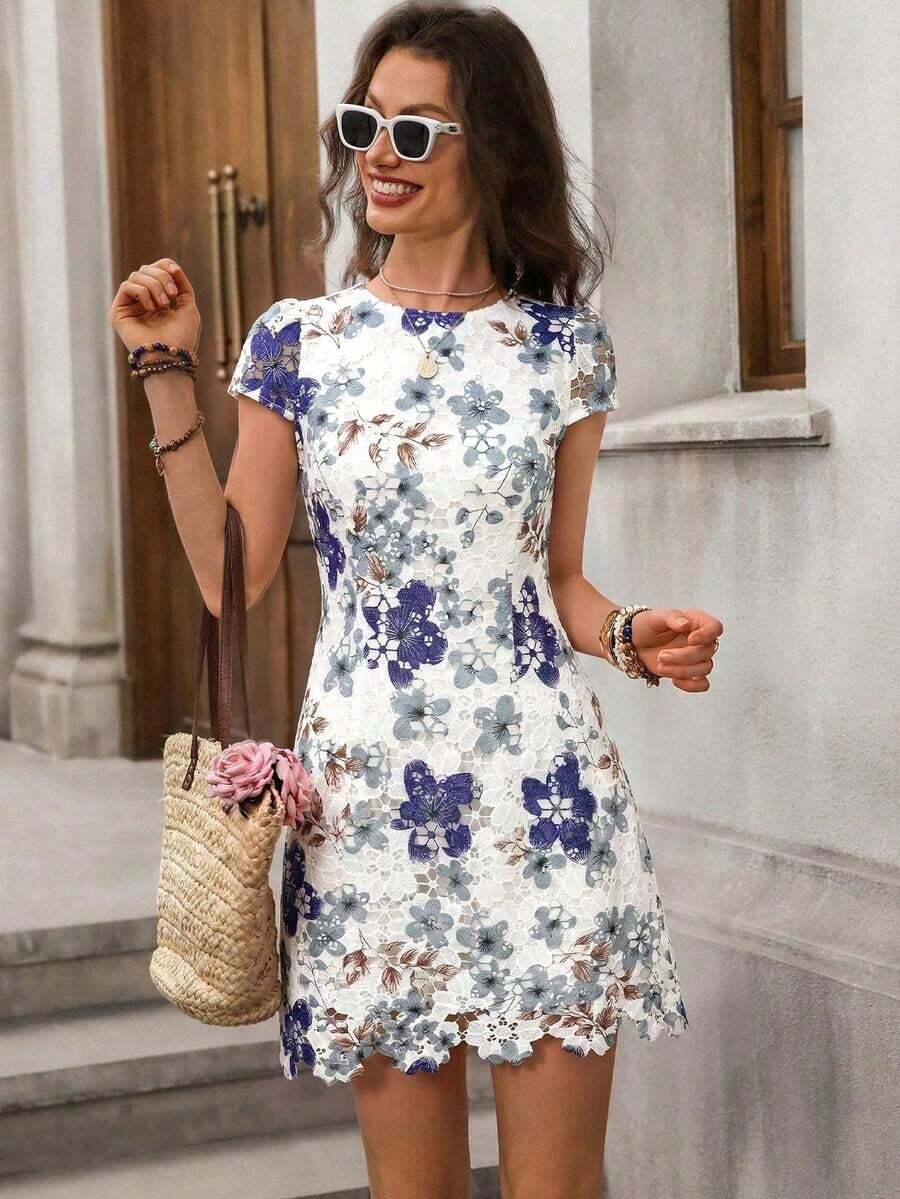 Vestido corto de manga corta romántico con dobladillo asimétrico, encaje y estampado floral diminuto para mujer - Morado - Ver 1