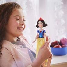 Hasbro 孩之宝公主系列皇家闪耀白雪公主时尚娃娃，配有连衣裙和配饰，适合3岁及以上儿童。 - 現在白色5957 - 查看 5