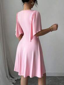 Nuevo vestido elegante corto para mujer con cuello en V, busto fruncido, mangas con volantes y cintura ceñida.Favorecedora y elegante. - Rosa - Ver 2