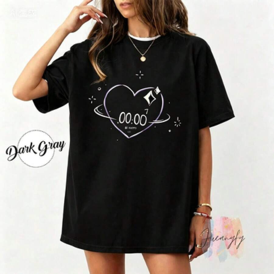Unisex T-Shirt With "00:00" Heart Print, 100% Cotton, Round Neck, Short Sleeves, Minimalist And Aesthetic Design, Casual And Youthful Style, Ideal For Daily Use, University, Summer And Streetwear, Soft And Breathable, Sweet And Stylish Look - 黑色 - 查看 1