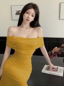 Vestido largo elegante de mujer con hombros descubiertos, cintura fruncida y malla, adecuado para bodas, eventos formales y fiestas de gala - Mostaza Amarilla - Ver 4
