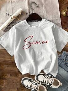 Camiseta de Graduación para Mujer 2026 - Diseño con Letras 'Senior' y Número 26, Cuello Redondo, Manga Corta, Estilo Casual con Estampado en Rojo, Camiseta Ligera de Verano para Estudiantes de Último Año de Secundaria o Universidad, Ropa de Graduación| Camiseta con Diseño Divertido| Camiseta Y2k de ajuste cómodo - Blanco - Ver 2