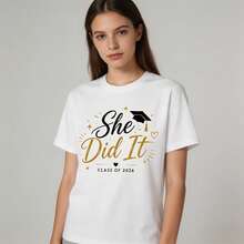 2026 Graduation T-Shirt "She Did It", Women's Cotton T-Shirt, Elegant Design For Graduation Party And Everyday Wear - 白色 - 查看 2