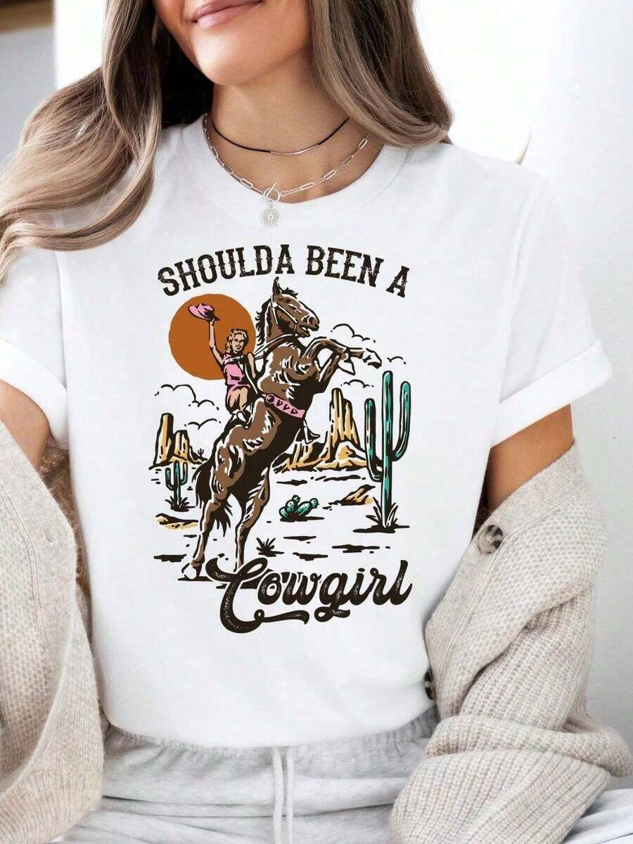 ropa de mujer, ropa de mujer, Ropa de Mujer, Estampado de Vaquera del Oeste, Diseño de Escena del Desierto con la Frase "Shoulda Been A Cowgirl", Estilo Boho, Camiseta Casual de Manga Corta 100% Algodón para Mujer con Curvas, Camisetas Gráficas para Mujer, Tops, Conjuntos de Verano, camisas de mujer, camisas de mujer - Blanco - Ver 1