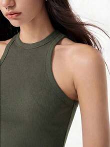 Camiseta sin espalda gris oscuro acanalada con bajo curvo, camiseta sin espalda de uso diario casual, camiseta ajustada para mujer en gris oscuro - Verde Oliva - Ver 6