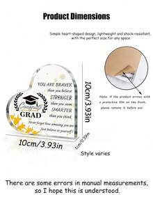 Memorabilia di laurea a forma di cuore in acrilico trasparente, stampato con lo slogan ispirazionale "Sei più coraggioso di quanto pensi". Adatto come regalo di laurea per studenti maschi e femmine, decorazione da scrivania per la stagione di laurea, ricordo di laurea 2026 o regalo di laurea motivazionale. Può essere utilizzato come decorazione da scrivania, gadget per la festa di laurea o decorazione per la casa/ufficio per laureati universitari e delle scuole superiori. - Souvenir di laurea a forma di cuore in acrilico trasparente - Visualizzare 2