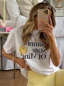 1 Pieza de Camiseta Casual de Moda para Hombres y Mujeres, con Estampado de Sol Sonriente en Letras Invertidas, de Manga Corta y Corte Holgado, con alta demanda. Atuendo del Día Vibraciones de con características diario versátil amigable con la piel y listo para fotografía funciones, enfoque encendido Estadounidense retro estilo, perezoso relajado vibración fresco casual estilo y Y2K dulce Genial estilo, perteneciente a el final categoría de de mujer flojo corto manga Camisetas. Es perfecto para todos escenarios me gusta verano hogar selfies, café fechas, playa vacaciones chica viajes, campus universitario desplazamientos diarios diario compras picnic fechas y música festivalidades, y es a imprescindible golpe artículo para creando estético primavera y verano conjuntos de ropa y dominio el tráfico código de #     Estilo Costero #     CasualChic #     Estilo Retro. Versátil, fácil de combinar, adecuado para uso diario, estilo urbano, conjuntos de vacaciones, conjuntos de fin de semana. - Blanco - Ver 7