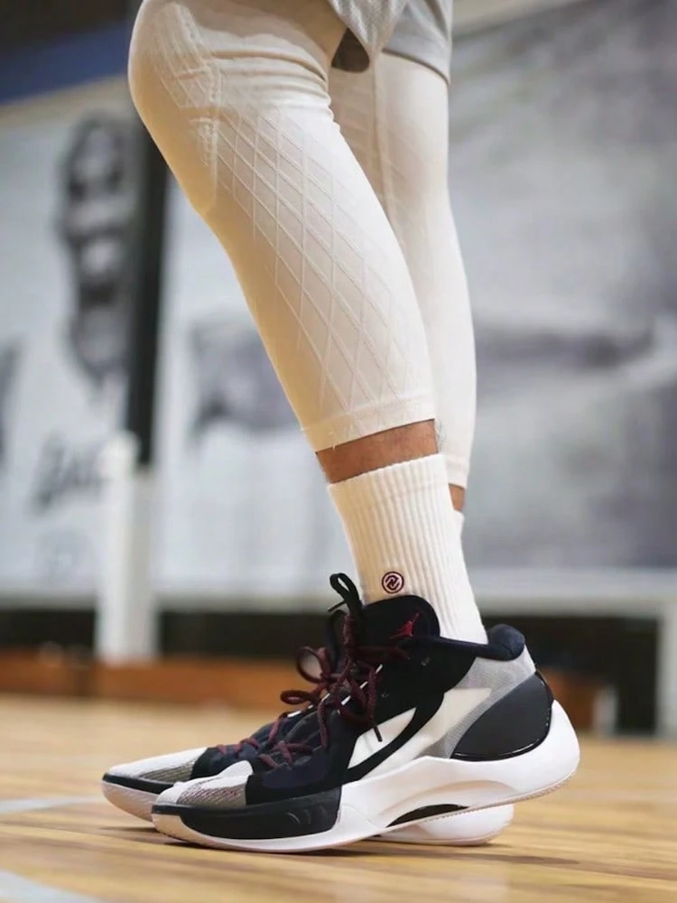 Nike Jordan Zoom Separate PF Doncic 圆头系带织物和合成革 TPU 舒适简约支撑中帮 AirZoom 篮球鞋,男款,黑白配色 - 黑色/白色 - 查看 1
