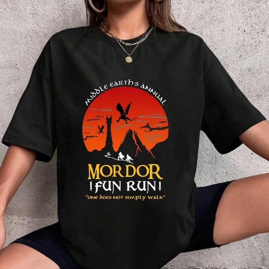Mordor Fun Run Inspired By The L1ORD OF THE RINGS T-Shirt, The Lord Of The Ring Shirt Gift Fan, L1ORD OF THE RINGS Shirt, Lord Of Rings ShirtFor woman Camiseta 100% Algodón Unisex - Playera Casual Premium de Corte Cómodo - Negro - Ver 1