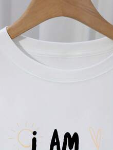 Women's Oversized T-Shirt - White With Bold Black Lettering - Loose Fit For Casual Everyday Wear - Crew Neck T-Shirt With Medium Stretch For Everyday And Formal Outfits - Comfortable Women's Clothing For All Seasons, Ladies' T-Shirts, Versatile Clothing, Graphic Print T-Shirt, Non-See-Through Material, Relaxed Fit, Minimalist Design, Breathable Fabric, Short Sleeve T-Shirt, Y2k T-Shirt For Fashion Lovers - 白色 - 查看 5