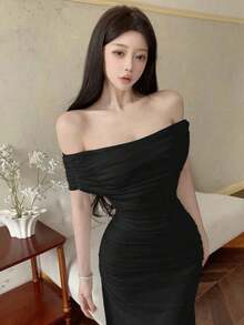 Vestido largo elegante de mujer con hombros descubiertos, cintura fruncida y malla, adecuado para bodas, eventos formales y fiestas de gala - Negro - Ver 3