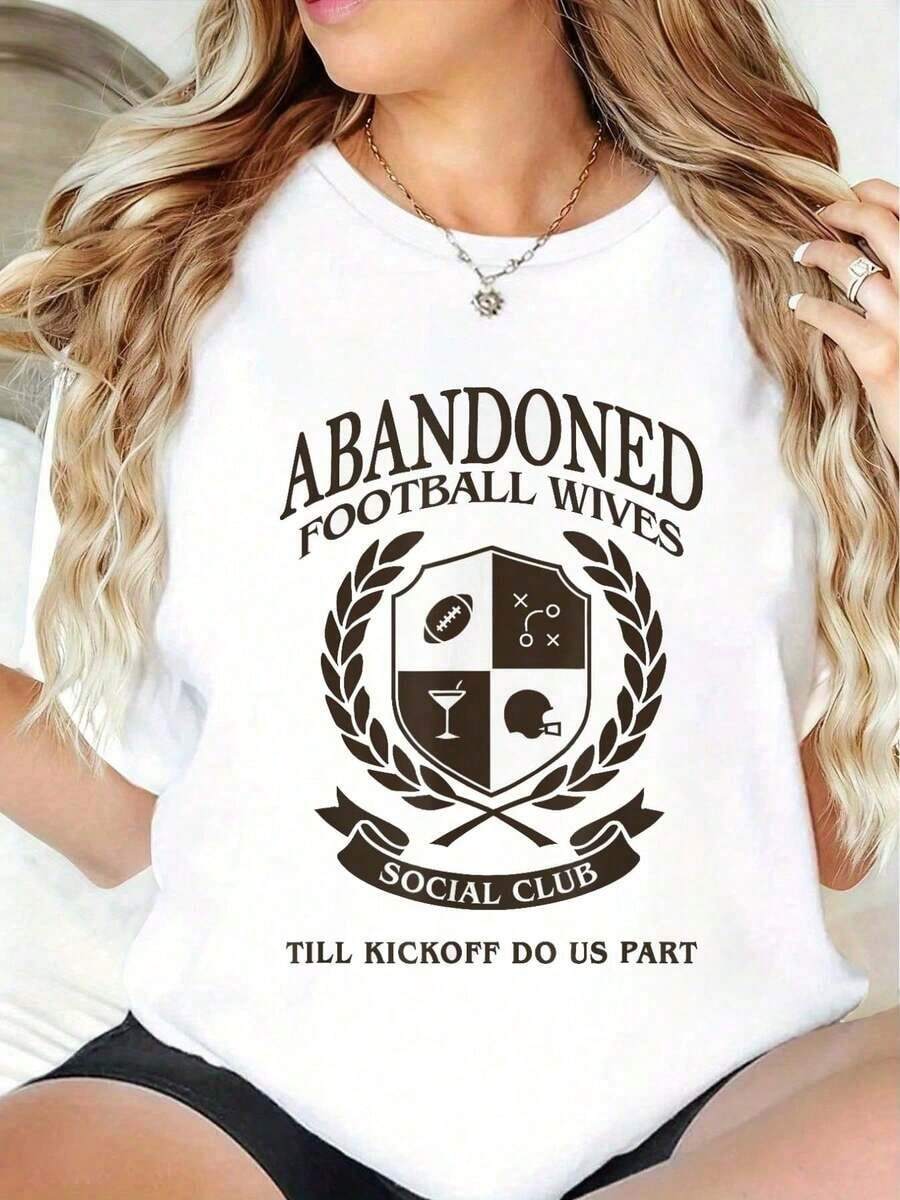 Women's T-Shirts: Fun Women's Football Season T-Shirt With A "Slack In The Social Club" Print. Casual Women's Graphic T-Shirt With A Graphic Print, Short Sleeves, Crew Neck, 100% Cotton. The Perfect Choice For Holidays And Year-Round Wear. Summer T-Shirts. - 白色 - 查看 1