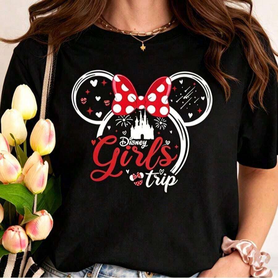 Disney. Mickey Mouse The Front Presents Minnie's Ear Outline In A Simple Illustration Style, With The Iconic Polka-Dot Bow, Castle Fireworks And The Handwritten Font "Girls Trip", And A Group Of Elegant Ladies And Ladies' Cotton T-Shirts. The Fabric Is Soft, Comfortable And Breathable, Suitable For Daily Wear, Shopping, Travel, Parties And Home Use. Men's And Women's Clothes, As Well As Lovers' Clothes, Are Also Suitable As Exquisite Gifts. Every Woman Should Have One. - 黑色 - 查看 1