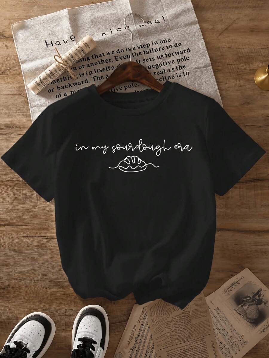 Estilo casual moderno Women's T-Shirt con texto en inglés in my sourdough era y diseño de pan artesanal ideal para uso diario en primavera y otoño perfecta como regalo para amantes de la cocina y vintage - Negro - Ver 1