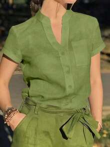 Camisa de mujer de unicolor con cuello en V y botones - Blusa casual y elegante de manga corta con detalle de bolsillo, adecuada para vacaciones, viajes y uso diario, artículo esencial para primavera y verano - Verde - Ver 1