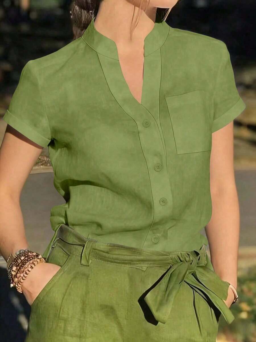 Camisa de mujer de unicolor con cuello en V y botones - Blusa casual y elegante de manga corta con detalle de bolsillo, adecuada para vacaciones, viajes y uso diario, artículo esencial para primavera y verano - Verde - Ver 1