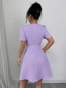 Vestido mini elegante para ir a trabajar, de primavera y verano, con escote cruzado en V, doble botonadura, decoración en forma de A y mangas cortas, en color liso al estilo francés para mujeres - Morado - Ver 2