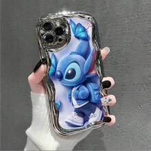 Disney Lilo & Stitch Phone Case, Cartoon Art Protective Cover. Compatible With IPhone 17, 16, 15, 14, 13, 12, 11 Pro Series, Featuring Stylish Stitch In Denim Jacket With Backpack Against A White Background With Blue Butterflies, Perfect For Animation Fans, Ideal For Birthdays, Holidays, Anniversaries, Graduation Gifts, Or Any Special Occasion To Surprise Family, Friends, Classmates, And Loved Ones. - 銀色 - 查看 2