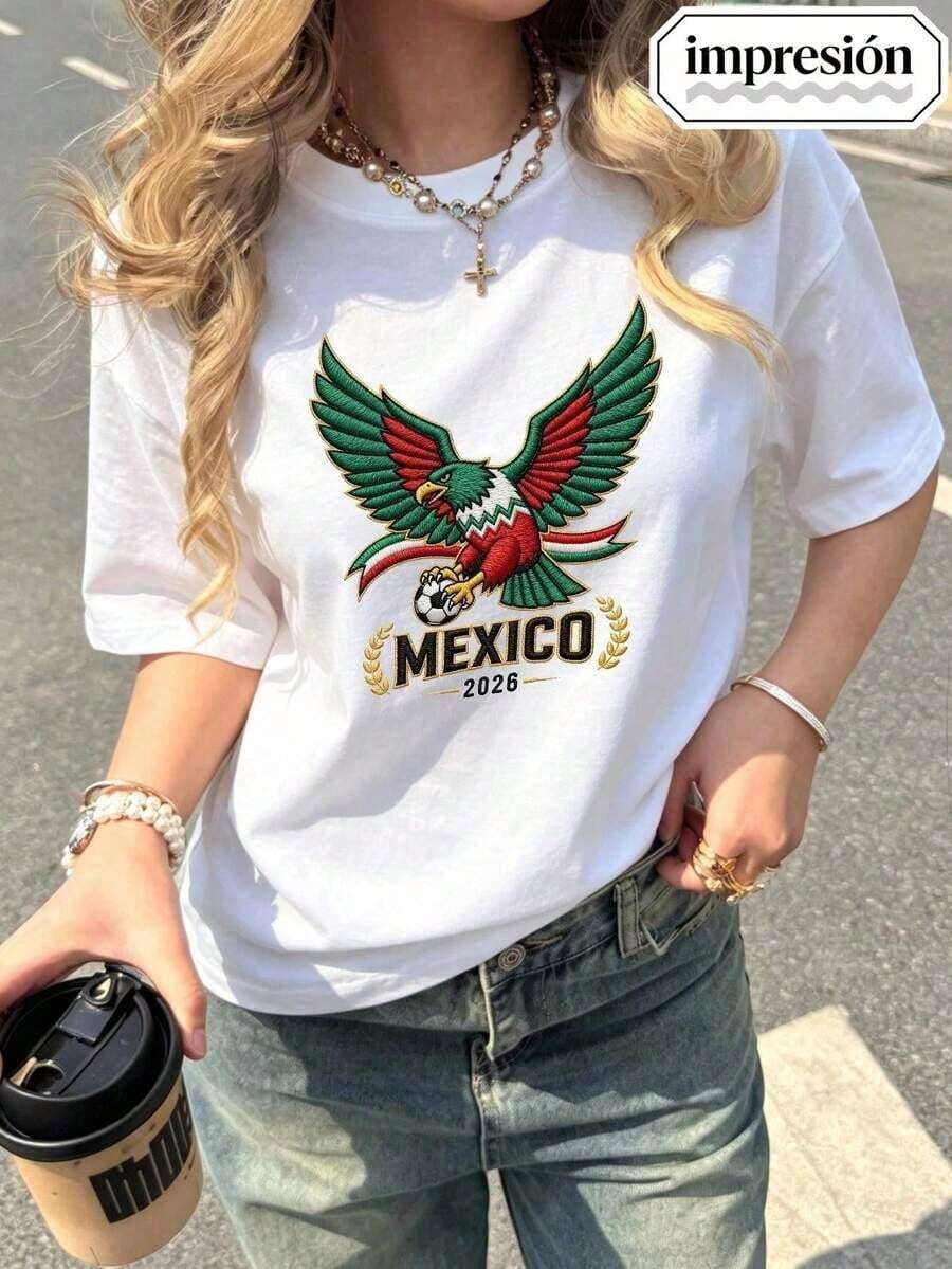 Limited EditionCamiseta blanca de poliéster para mujer con un sencillo del Mundial 2026. Ligera y cómoda, para el día a día. Envíos disponibles dentro deéxico. Copa Mundial de la 2026, Copa Mundial USA/, Sayu, novedad, mascota de la Copa Mundial, camiseta de manga corta para mujer con temática de la Copa Mundial, estampada con exquisitos patrones con temática de la Copa Mundial, tejido de punto, diseño de color contrastante en los hombros, el escote y los puños, tejido cómodo, largo regular, ropa esencial para la Copa Mundial, ropa para eventos. Algodón ligero - Blanco - Ver 1