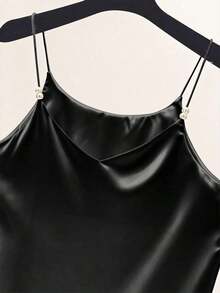 Elegante camiseta de satén con escote en V francés delicado y decoración de perlas, adecuada como prenda de superposición para mujeres - Negro - Ver 4