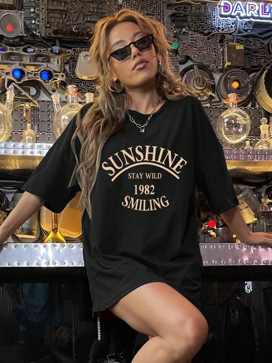 Camiseta Retro Vintage Oversize para Mujer de 1982 - Estampado con el Lema "Stay Wild & Smiling", Negra con Letras Doradas, Camiseta Casual de Manga Corta con Cuello Redondo y Corte Holgado, Inspirada en los 80s, para Atuendos Casuales y Fiestas Temáticas Y2k - Negro - Ver 1