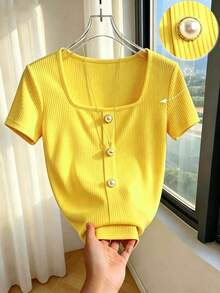 Camiseta elástica de manga corta con cuello cuadrado en color albaricoque sólido, diseño minimalista, adecuada para uso diario, con decoración de botones, diseño minimalista, para verano, versátil - Amarillo - Ver 1
