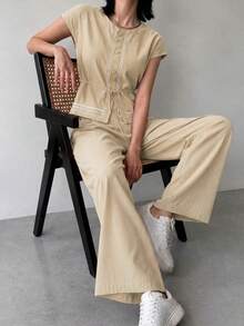 A&DD MODA, REF: AS1990 - Women's Set Consisting Of A Short-Sleeved Blouse And Pants. The Blouse Has A Round Neckline With Details And Buttons. The Pants Have A Straight Cut For A Slimming Effect. This Casual Yet Elegant Set Is Ideal For Special Occasions And Social Events, Creating A Complete And Sophisticated Look. - 米色 - 查看 3
