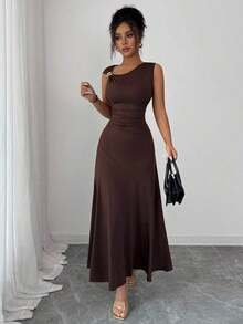 Nuevo vestido casual y elegante para mujer con cuello asimétrico, decoración metálica y cintura fruncida para vacaciones - Café integral - Ver 5