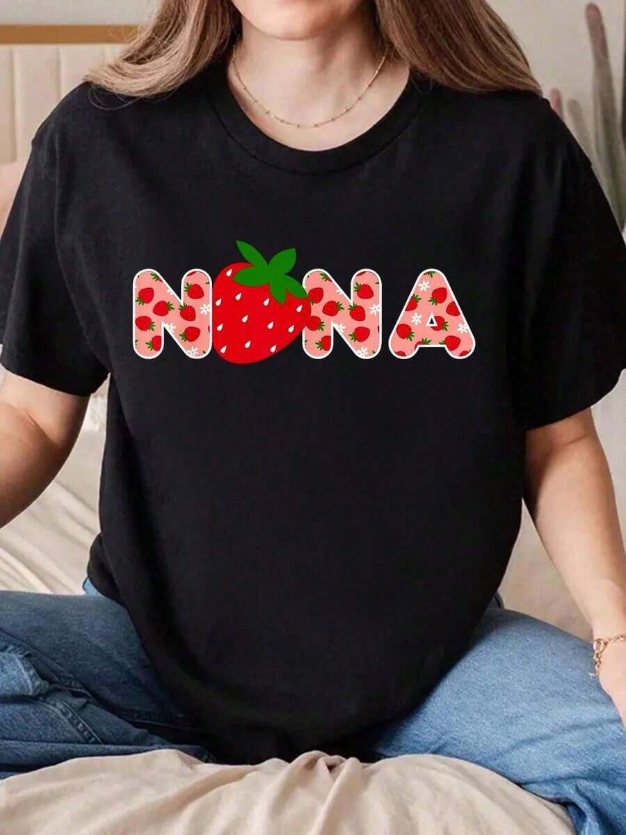 Tops de mujer Nana Strawberry First Birthday Funny Strawberry T-Shirt. Camiseta gráfica para mujer, top casual con estampado gráfico, manga corta, cuello redondo, 100% algodón. La elección perfecta para vacaciones, para usar en todas las estaciones. Tops de verano. - Negro - Ver 1