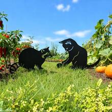 Decoração de Jardim de Metal em Formato de Gato e Guaxinim em Peça Única, Arte de Silhueta de Animal Fofo para Pátio, Ornamento de Gramado para Uso Externo em Qualquer Clima, Adequado para Jardins de Pátio, Presente Ideal para Amantes de Guaxinins e Gatos. - gato - Visão 1